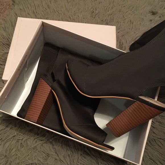 *SOLD ON MERCARI* 🆕Olive Open Toe Heeled Boots - Picture 6 of 7